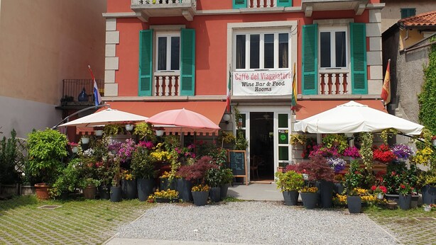 A building with a sign reading 'Caffè del Viaggiatore' indicating a wine bar and food room. - Modern apartment in Porlezza (Porlezza)