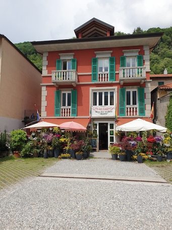 Exterior. Modern apartment in Porlezza
