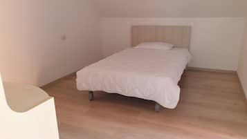 3 bedrooms, iron/ironing board, free WiFi, bed sheets