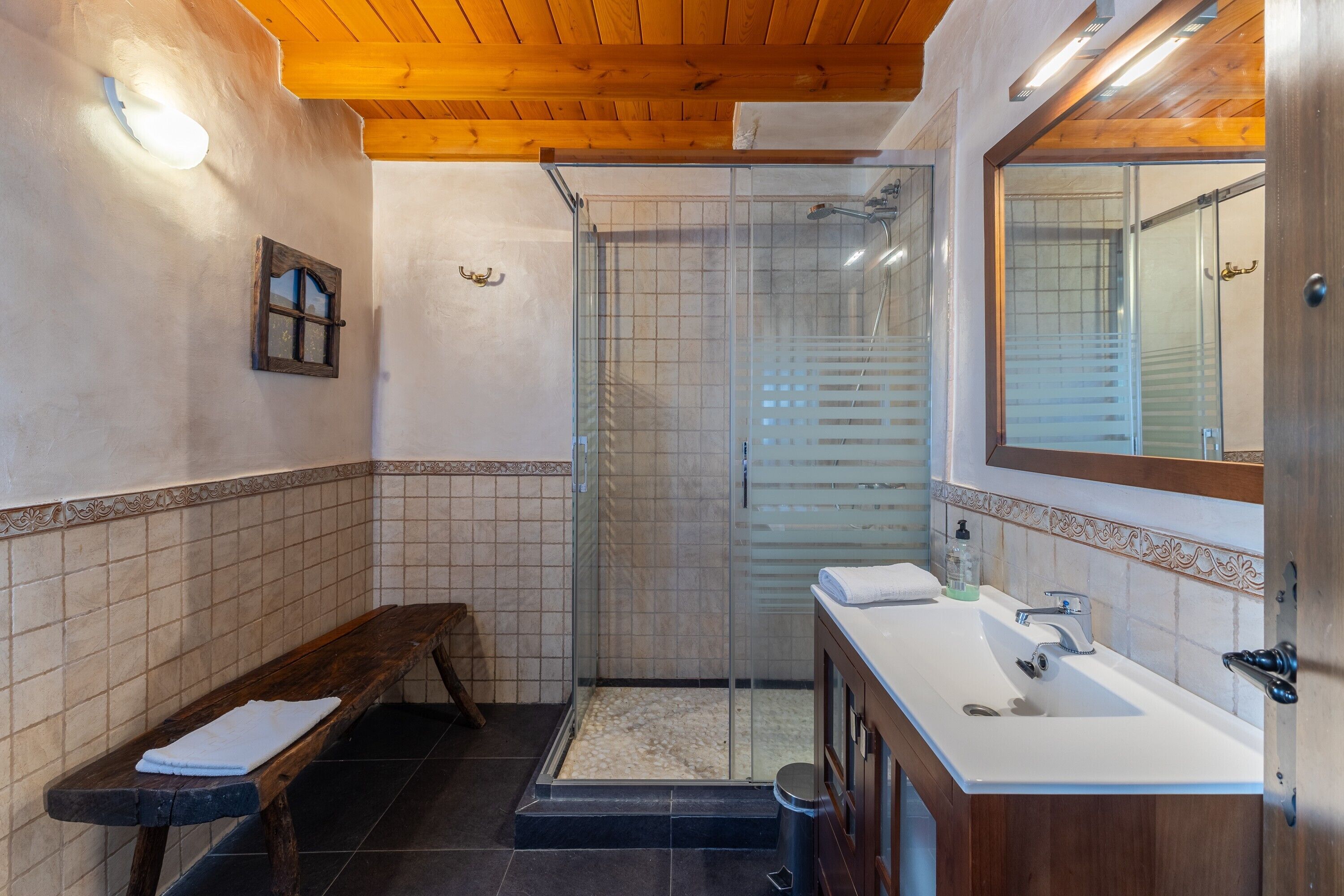 Een douche, een haardroger, handdoeken