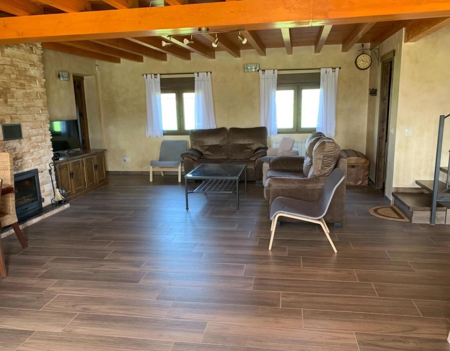 Televisie en een open haard