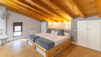 4 bedrooms, free WiFi, bed sheets