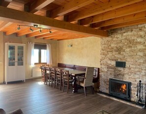 Dining - Paraje Navazos – Rural House in Sierra de Gredos with Pool and Mountain Views (Gavilanes)