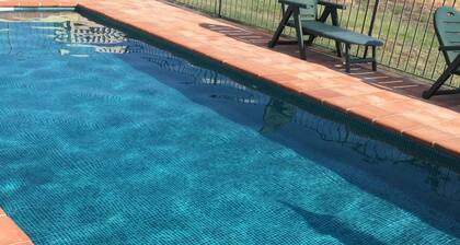 Casa rural 'Paraje Navazos' con vistas a la montaña, piscina privada y Wi-Fi
