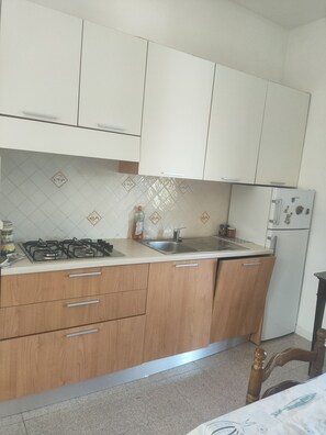 Jääkaappi, mikroaaltouuni, uuni, liesi