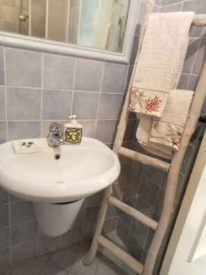 Regadera, secadora de cabello, toallas 