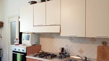 Kylskåp, mikrovågsugn, ugn och spishäll