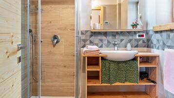 Douche, articles de toilette gratuits, sĂšche-cheveux