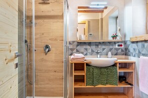 Shower, free toiletries, hair dryer, towels - Chalet 'Baita Naibiz' with Mountain View, Private Terrace and Wi-Fi (Palù del Fersina)