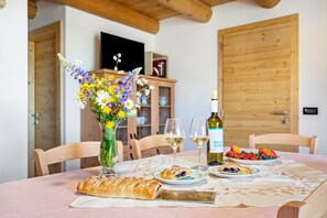 Dining - Chalet 'Baita Naibiz' with Mountain View, Private Terrace and Wi-Fi (Palù del Fersina)