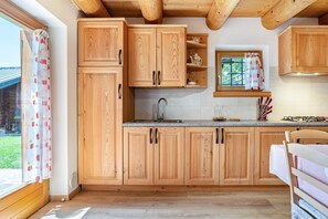 Fridge, oven, stovetop, coffee/tea maker