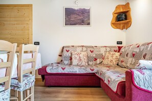 TV, fireplace - Chalet 'Baita Naibiz' with Mountain View, Private Terrace and Wi-Fi (Palù del Fersina)