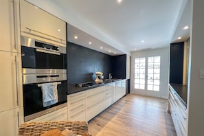 Réfrigérateur, four, plaque de cuisson, lave-vaisselle