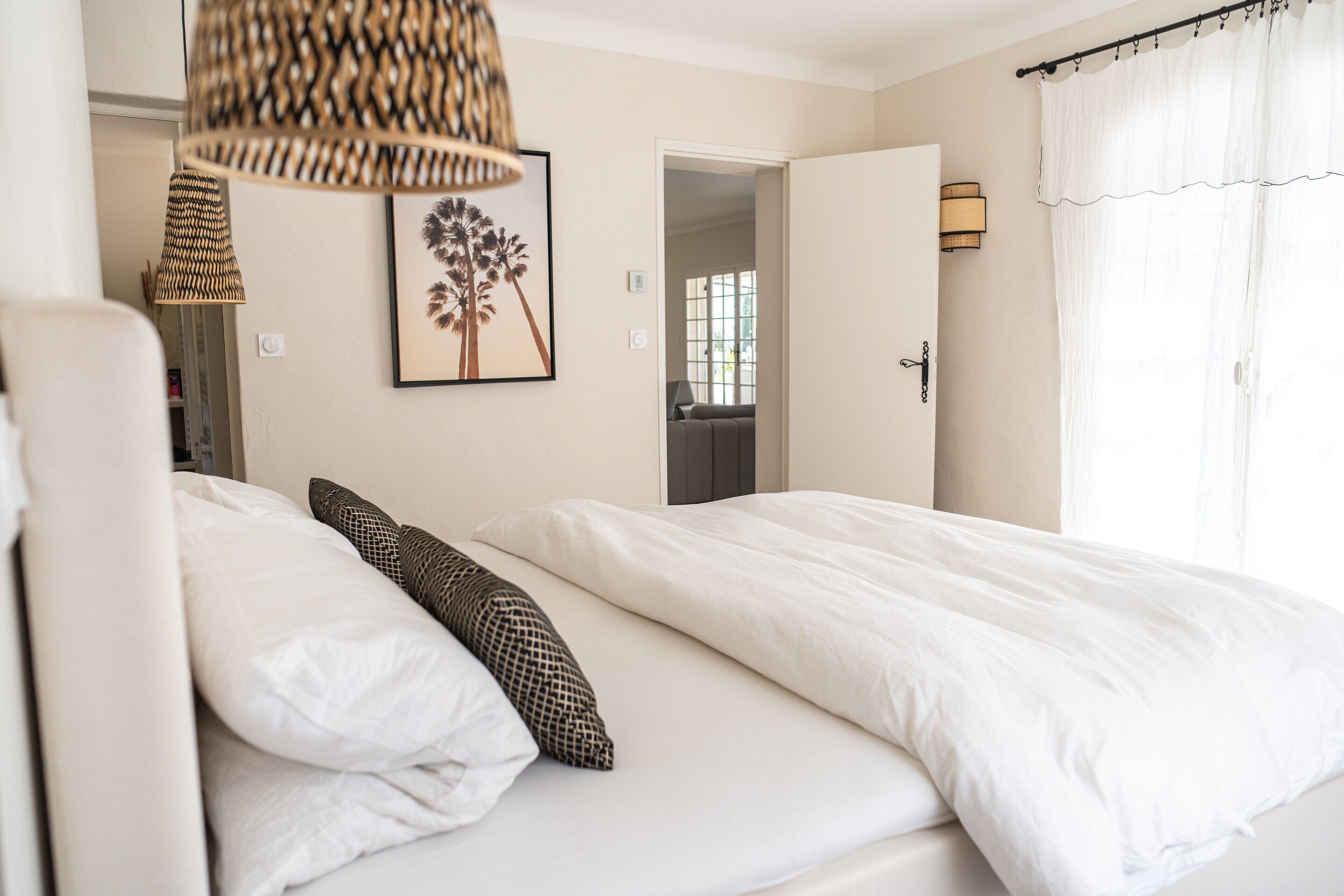 3 室のベッドルーム、WiFi (無料)、ベッドシーツ