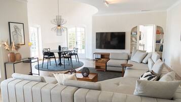 Fernseher, Kamin, Tischtennisplatte