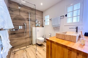 Douche, articles de toilette gratuits, sèche-cheveux