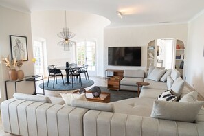 Tv, eldstad och ett bordtennisbord