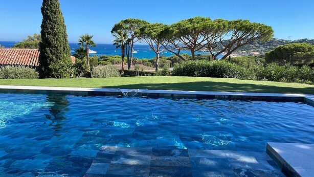A swimming pool with a view of the sea, surrounded by greenery and trees. - Villa 'Le Gabian' with Sea View, Wi-Fi and Air Conditioning (Sainte Maxime)