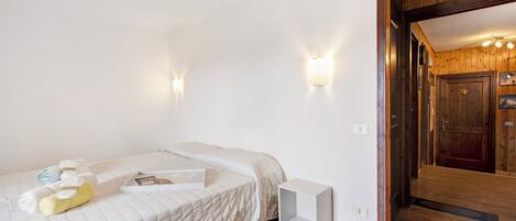 1 habitación, tabla de planchar con plancha, wifi gratis y ropa de cama