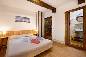 1 bedroom, iron/ironing board, free WiFi, bed sheets - “Sabot” Room – Charm and Intimacy (Saint Pierre)