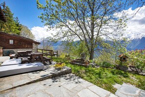 Outdoor dining - “Sabot” Room – Charm and Intimacy (Saint Pierre)