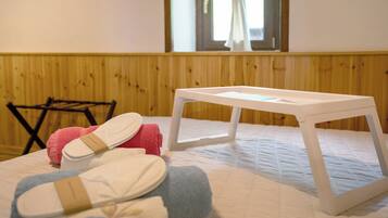 1 habitación, tabla de planchar con plancha, wifi gratis y ropa de cama