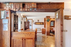 Ein Holzinnenraum mit Barbereich, Holzakzügen und einem Schild, das einen Raucherbereich kennzeichnet.