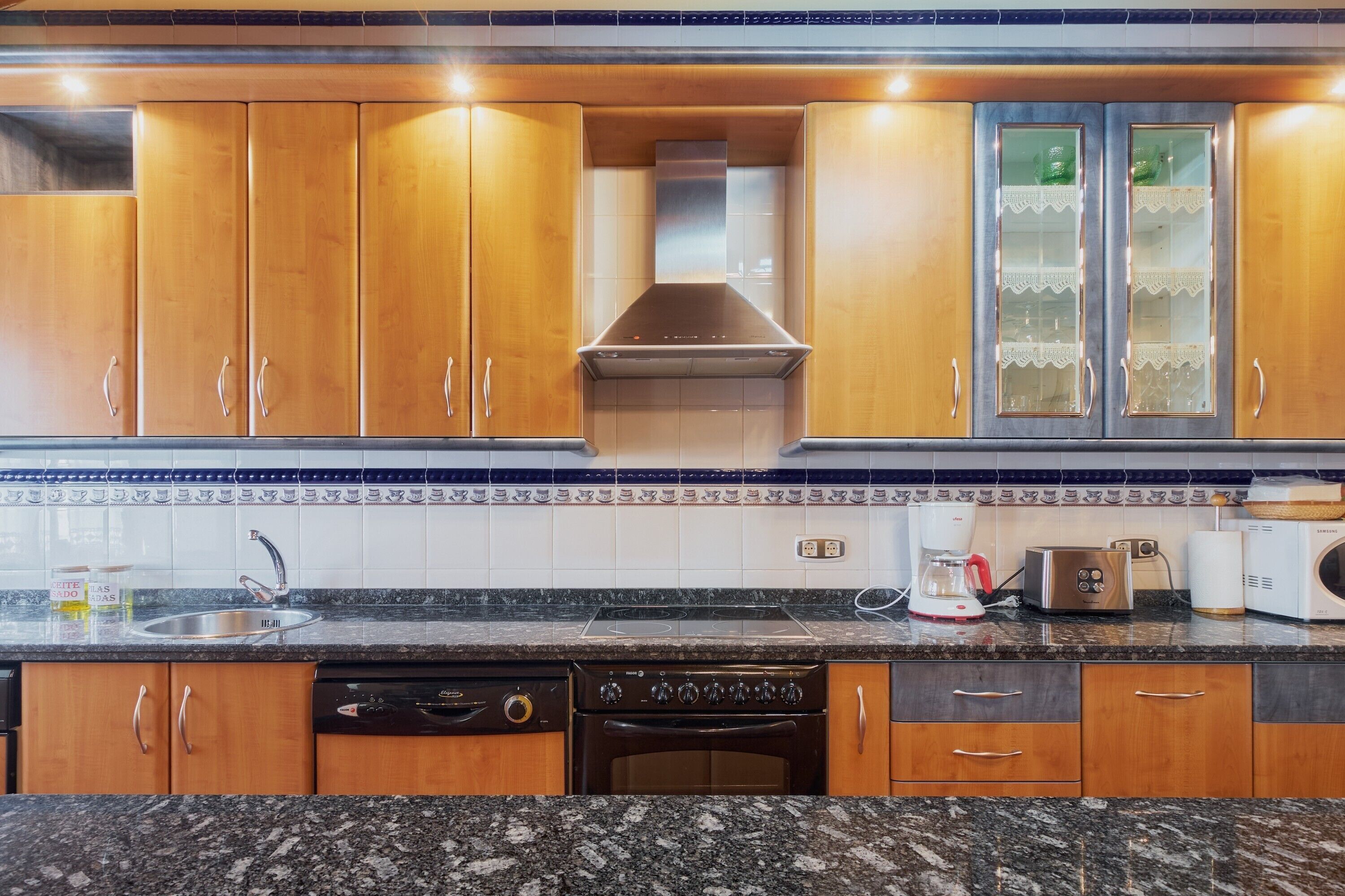 Køleskab, mikrobølgeovn, ovn, kogeplade