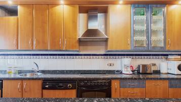 Køleskab, mikrobølgeovn, ovn, kogeplade