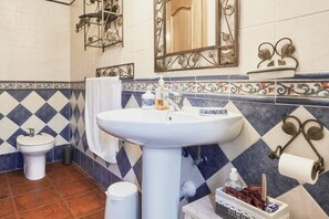 Chuveiro, secador de cabelo, toalhas de banho 