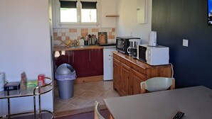 A compact kitchen with a microwave, toaster, and coffee maker. - Cottage 'Le Paradis De Marie' with Private Terrace and Private Garden (Treignac)