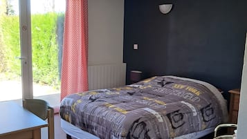 1 slaapkamer, een strijkplank/strijkijzer, beddengoed