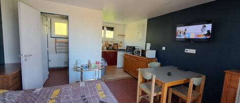 1 chambre, fer et planche Ă repasser, draps fournis