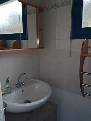 Douche, sèche-cheveux, serviettes fournies