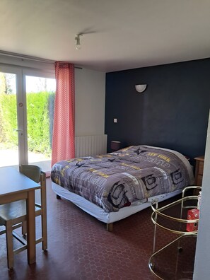 1 chambre, fer et planche à repasser, draps fournis