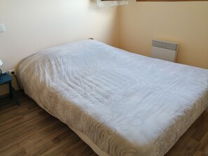 2 bedrooms, bed sheets
