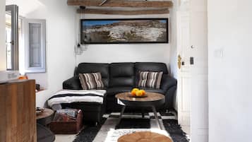 Een televisie en een open haard