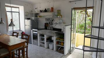 Refrigerador, horno, parrilla de estufa y cafetera y tetera