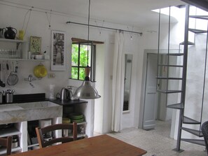 ثلاجة، فرن، موقد طهي مسطح، ماكينة لصنع القهوة/الشاي