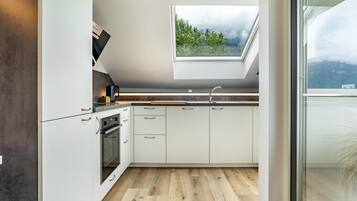 Kjøleskap, ovn, kokeplater og oppvaskmaskin