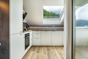 Frigorífico, horno, placa de cocina y lavavajillas