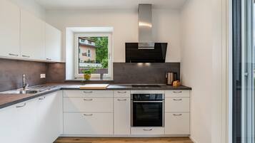 Kjøleskap, ovn, kokeplater og oppvaskmaskin