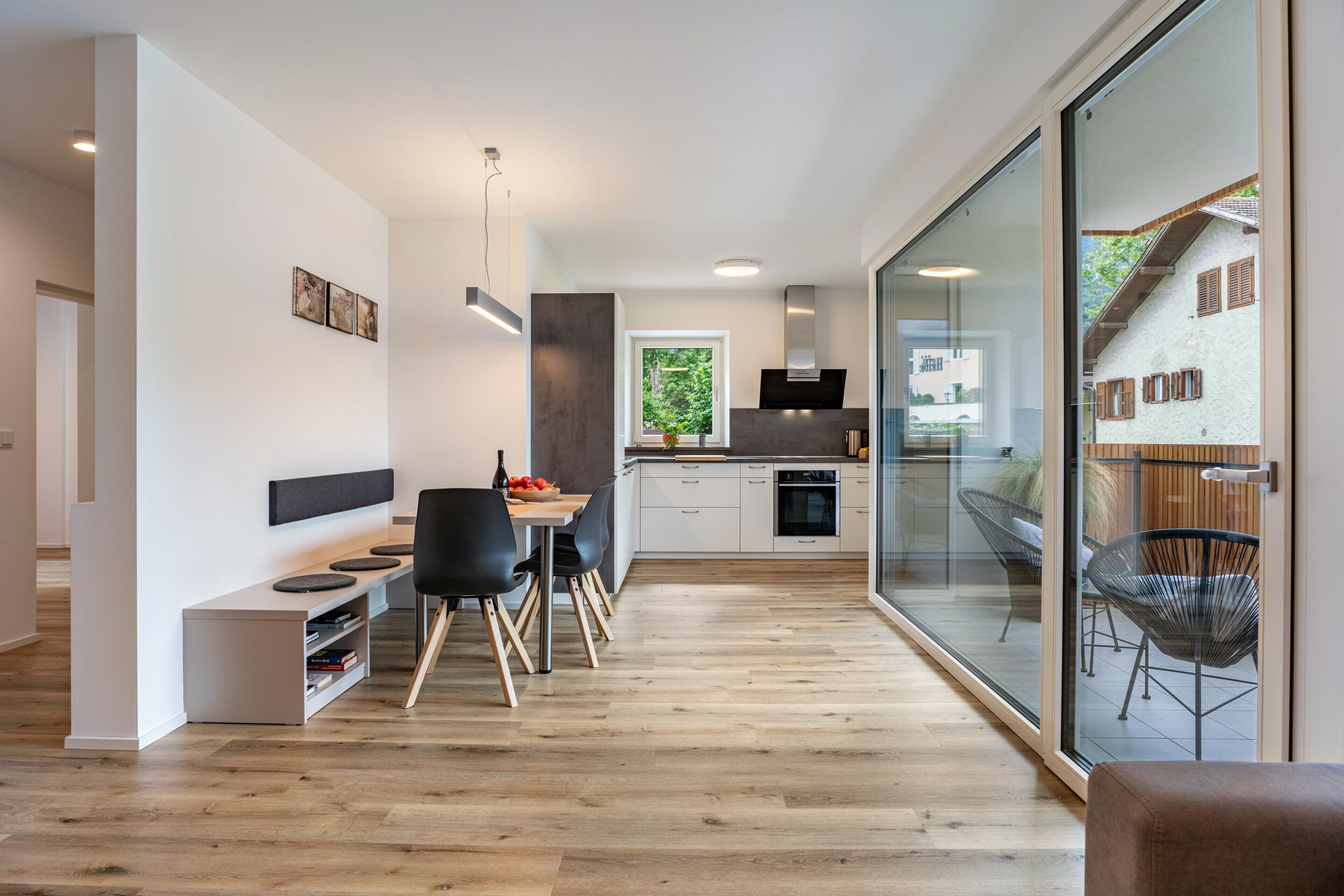 Kjøleskap, ovn, kokeplater og oppvaskmaskin