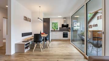 Kjøleskap, ovn, kokeplater og oppvaskmaskin