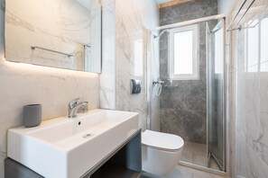 Dusche, Haartrockner, Handtücher