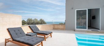 Appartement 'Tesoro Del Mare with Private Pool 1' avec vue montagne, Wi-Fi et climatisation
