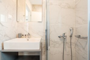 Dusche, Haartrockner, Handtücher