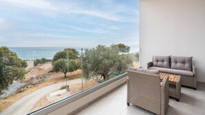 A balcony with a view of the sea, a sofa, and a table. - Apartment 'Tesoro Del Mare with Sea View 1' with Sea View, Wi-Fi and Air Conditioning (Pefki)