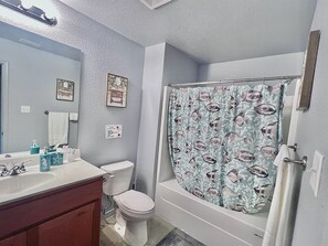 Douche, sèche-cheveux, bidet, serviettes fournies