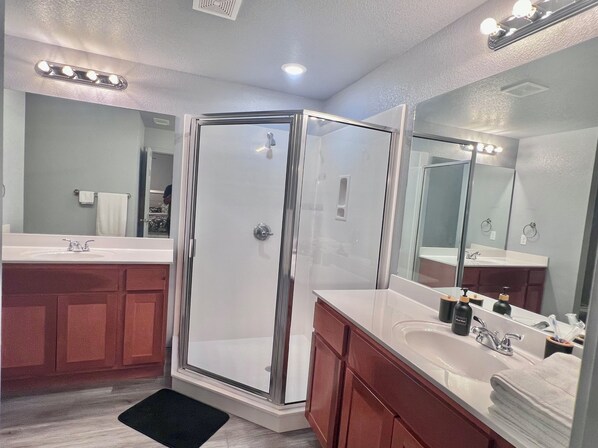 Shower, hair dryer, bidet, towels -  Stunning New Building Listing Near Shopping Havens & Fort Cavazos. (Killeen)